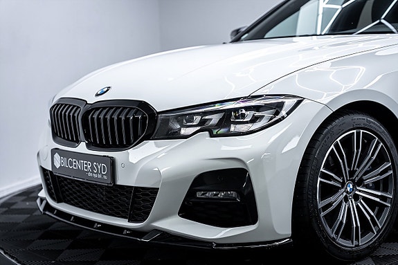 BMW 330i 2 of 27