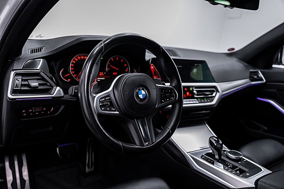 BMW 330i 16 of 27