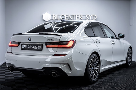 BMW 330i 8 of 27