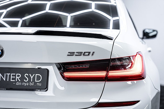 BMW 330i 10 of 27