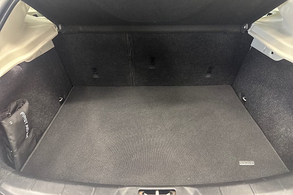 Volvo V40 Cross Country 13 of 18