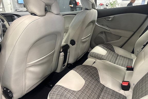 Volvo V40 Cross Country 12 of 18