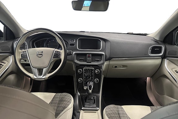 Volvo V40 Cross Country 9 of 18