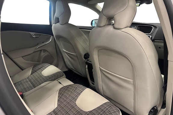 Volvo V40 Cross Country 11 of 18