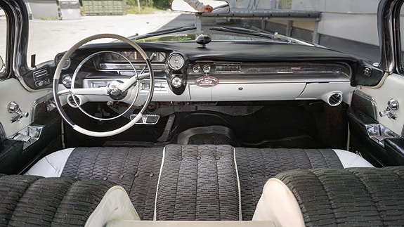 Cadillac Coupé DeVille 3 of 16