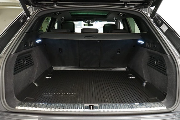 Audi e-tron 8 of 18