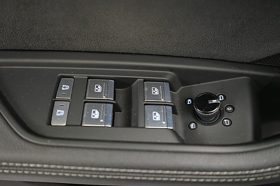 Audi e-tron 9 of 18