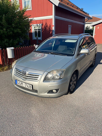 Toyota Avensis 2 of 5