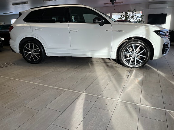 Volkswagen Touareg 2 of 9