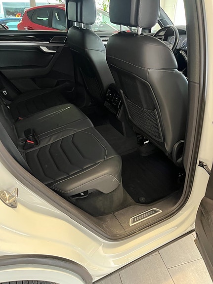Volkswagen Touareg 9 of 9