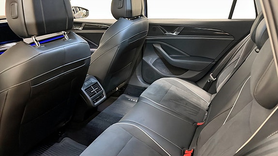 Volkswagen Passat 12 of 17
