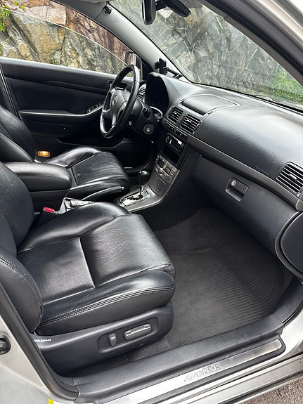 Toyota Avensis 4 of 10