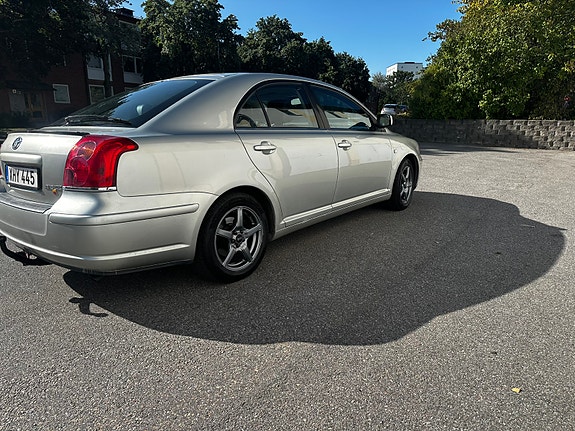 Toyota Avensis 2 of 10