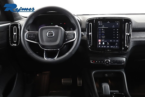 Volvo XC40 2 of 23
