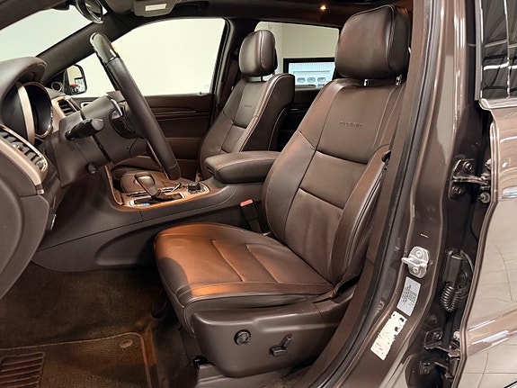 Jeep Grand Cherokee 12 of 30