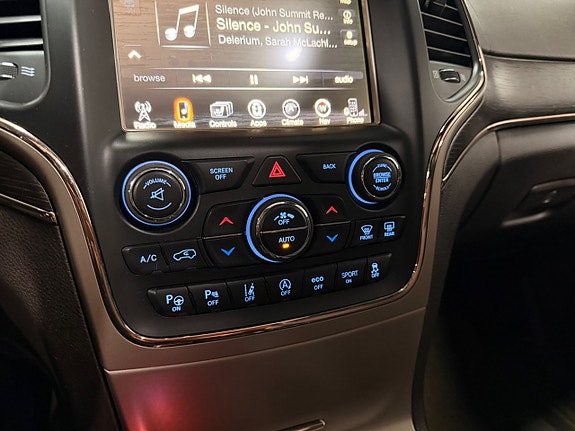 Jeep Grand Cherokee 27 of 30