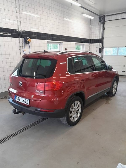 Volkswagen Tiguan 2 of 3