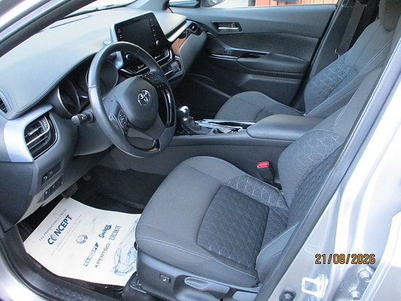 Toyota C-HR 4 of 5