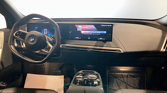 BMW iX 4 of 13