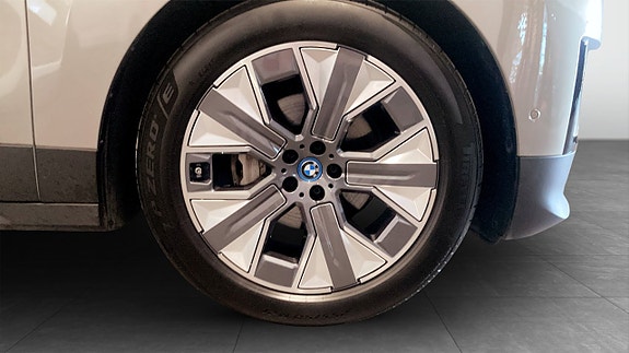 BMW iX 9 of 13
