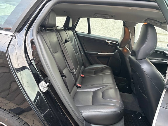 Volvo V60 25 of 28