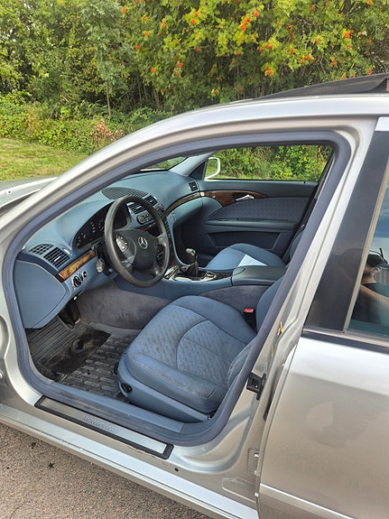 Mercedes-Benz E200 5 of 6