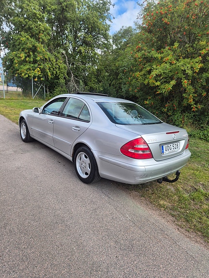 Mercedes-Benz E200 4 of 6