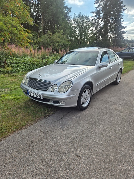 Mercedes-Benz E200 2 of 6