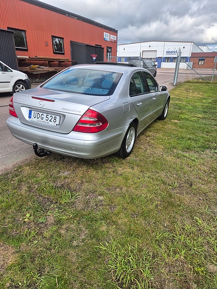 Mercedes-Benz E200 3 of 6