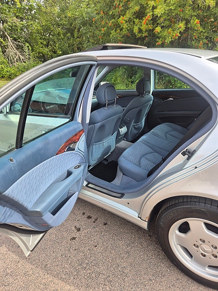 Mercedes-Benz E200 6 of 6