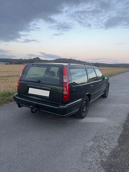 Volvo V70 2 of 8