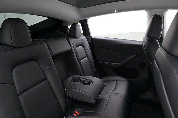 Tesla Model Y 20 of 27