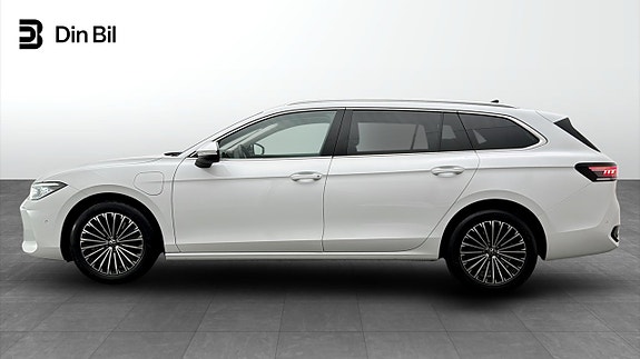 Volkswagen Passat 2 of 19