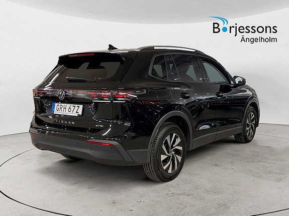 Volkswagen Tiguan 3 of 13