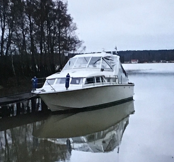 Coronet 32 Oceanfarer motoryacht 2 of 4