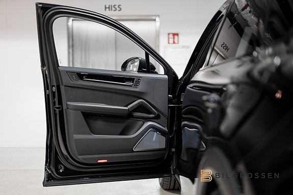 Porsche Cayenne Turbo 15 of 26