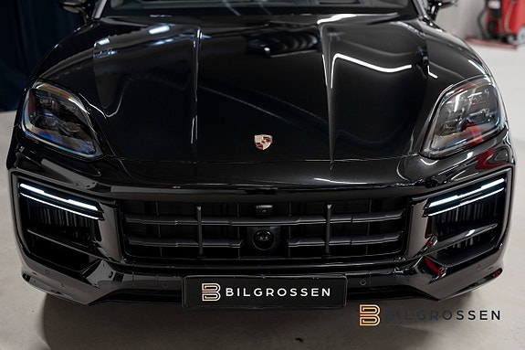 Porsche Cayenne Turbo 9 of 26