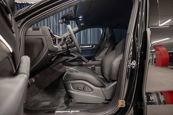 Porsche Cayenne Turbo 18 of 26