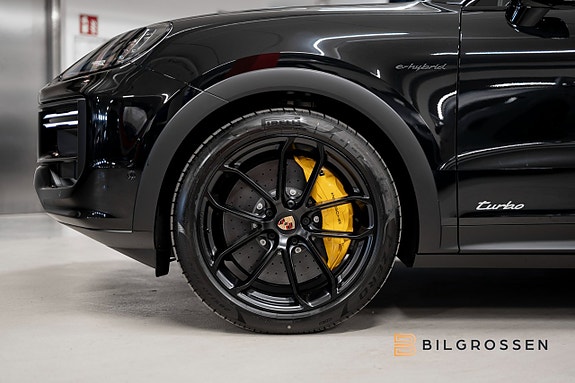 Porsche Cayenne Turbo 10 of 26