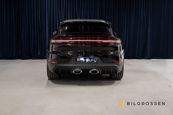 Porsche Cayenne Turbo 4 of 26