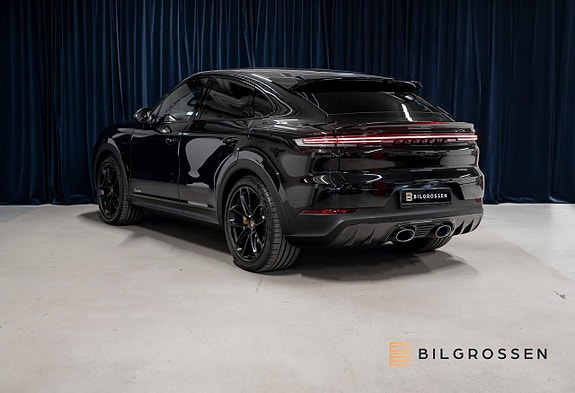 Porsche Cayenne Turbo 3 of 26
