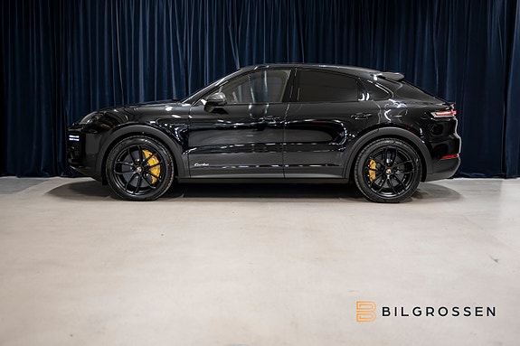 Porsche Cayenne Turbo 2 of 26
