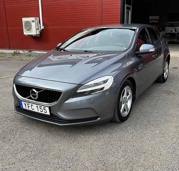 Volvo V40 2 of 20