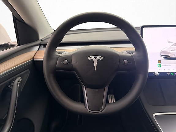 Tesla Model Y 15 of 30