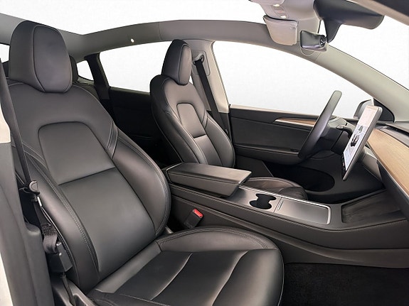 Tesla Model Y 27 of 30
