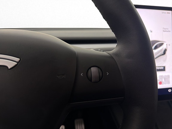 Tesla Model Y 17 of 30