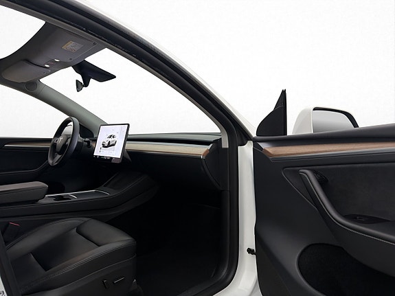 Tesla Model Y 28 of 30
