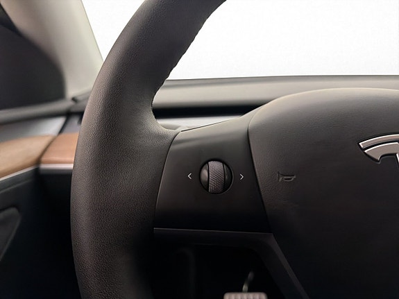 Tesla Model Y 16 of 30