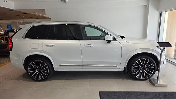 Volvo XC90 2 of 10
