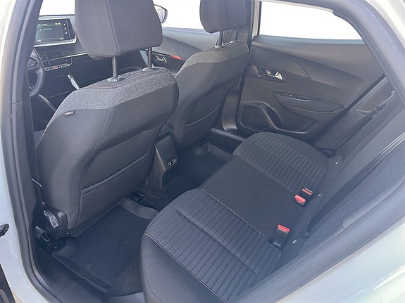 Peugeot e-2008 13 of 16